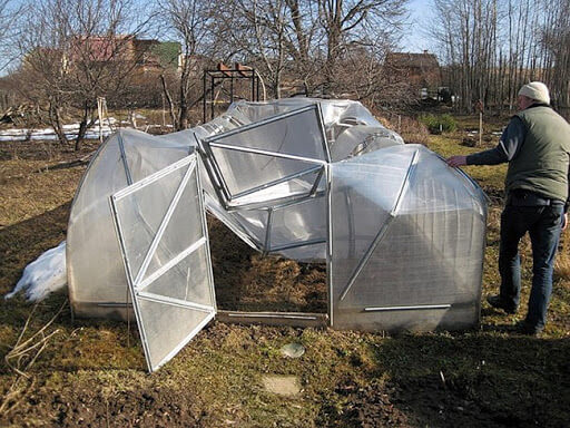 Фото сломанной теплицы